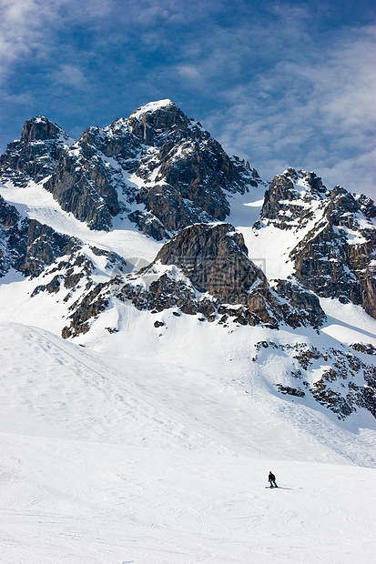 斜坡上的滑雪机骑术高山晴天休闲运动假期季节冒险天空滑雪图片