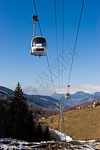 滑雪电梯顶峰高山季节风景阳光滑雪板运输天空城市晴天图片