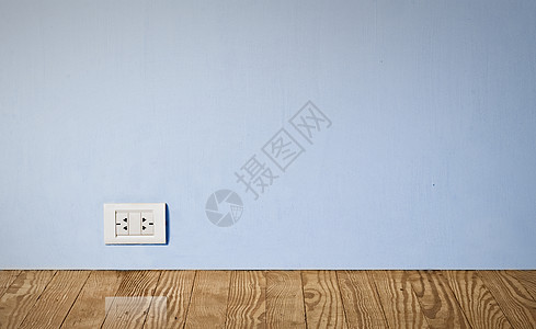 旧墙上的电源出口电压木材房子插头金属墙纸白色网络电源线木头图片
