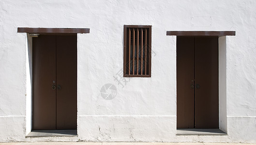 两扇门入口出口酒吧窗户白色背景图片