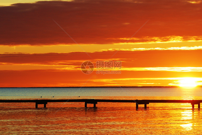 日落在沙滩上海浪太阳天空橙子黑色海滩蓝色图片