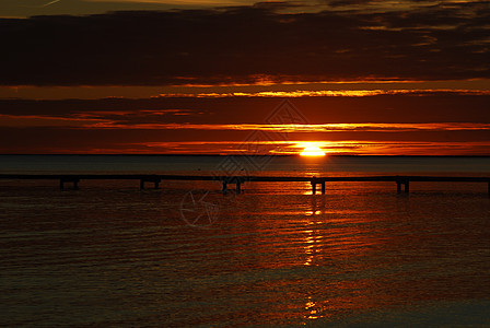 日落在沙滩上天空海浪太阳橙子蓝色海滩黑色图片