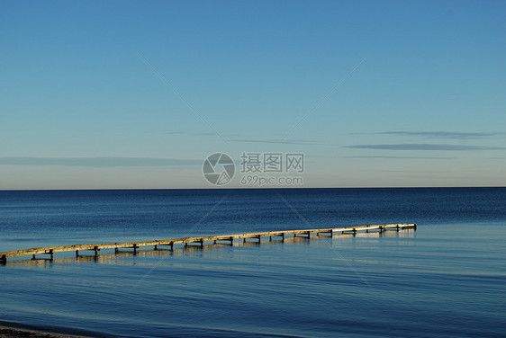 日落在沙滩上蓝色黑色天空海浪橙子太阳海滩图片