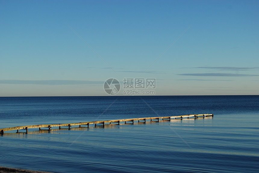 日落在沙滩上海浪太阳天空橙子黑色蓝色海滩图片