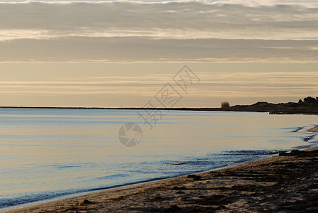 日落在法尔斯特博海滩上橙子蓝色黑色海浪太阳海滩天空图片