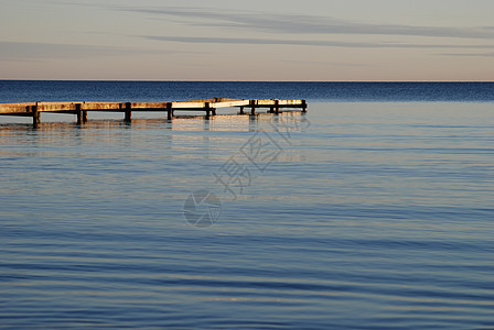 日落在法尔斯特博海滩上太阳橙子黑色海滩海浪天空蓝色图片