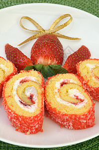 瑞士卷切片绿色丝带螺旋盘子红色宏观食物糕点甜点图片