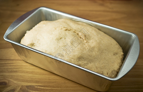 锅中的面包面团图片