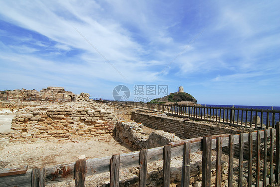 灯塔和废墟导航海滩光束框架栅栏旅行假期爬坡波浪阳光图片