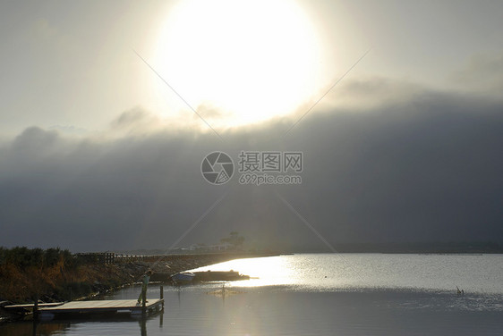 暴风雨即将来临航海海洋日出女孩港口房子海滩戏剧性海景天空图片