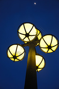 夜间街道灯光天空蓝色交通月亮城市邮政灯笼美丽金属照明图片