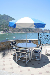 海洋前台表格航程阳台咖啡店餐厅支撑旅行海滨天空露台蓝色图片