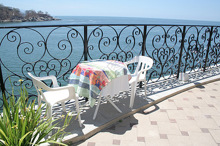 海洋前台表格太阳椅子天空露台旅行奢华蓝色旅游支撑桌子图片