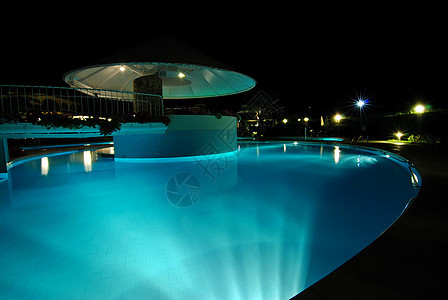 晚上游泳池后院蜡烛灯光照明桌子情绪气氛酒店放松背景图片