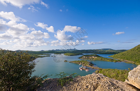 从海湾角度情调海景美丽波浪海岸岩石热带蓝色场景天空图片