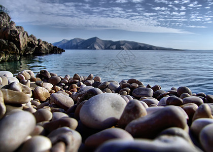 与石头同在的沙滩上背景图片
