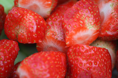 草莓红色植物维生素果盘黄瓜片地球水果绿色背景图片