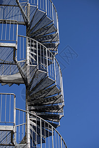 消防梯救援金属路线螺旋消防楼梯逃生出口天空背景图片