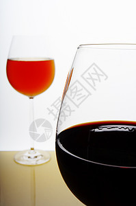 酒杯眼镜液体红色酒精反射高脚杯啤酒图片