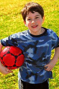 有足球球的男孩娱乐男性游戏场地公园假期微笑阳光活动男孩们图片