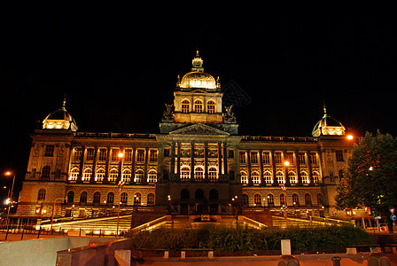 捷克国家博物馆在夜幕中雕像建筑学交通国家天炉照明历史地标游客圆顶图片