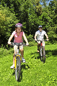 家庭骑自行车幸福孩子女儿女性女孩森林树木父亲踪迹父母图片