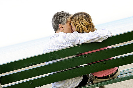 坐在长椅上的成熟浪漫情侣男性海滩男人一代丈夫海滨妻子婴儿幸福女性图片