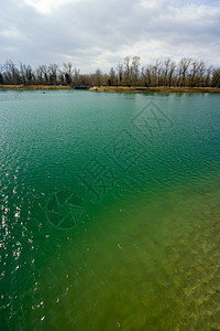 湖白色波浪状绿色蓝色多云图片