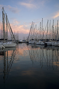 黄昏时的船码头运输航行游艇海岸港口图片