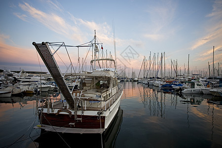 黄昏时的船港口码头游艇运输航行海岸图片