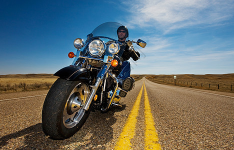 摩托车骑自由皮革晴天头盔旅行自行车天空街道传奇男人图片