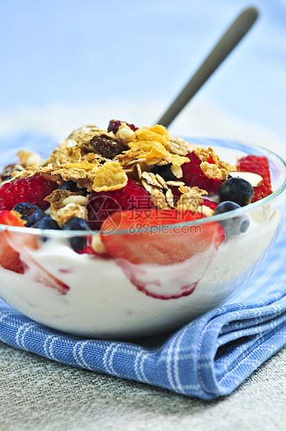 配有浆果和面粉的酸奶饮食低脂肪小吃美食早餐服务午餐粮食奶制品玻璃图片