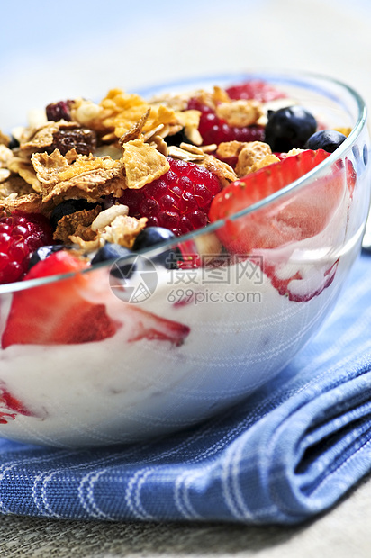 配有浆果和面粉的酸奶甜点饮食小吃早餐低脂肪营养美食奶制品午餐服务图片