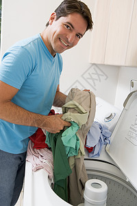 处理洗涤机洗衣房快乐洗衣机男人成人洗涤休闲服装家务家庭生活图片