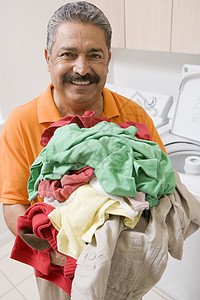 洗衣业休闲洗衣房快乐中年男人家务微笑服装洗衣机家庭生活图片