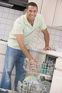 正在装入洗发水卸载菜肴家庭生活休闲快乐打扫厨房加载家务成人图片