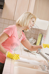 洗碗的妇女家务好奇心成人闲事邻居家庭生活主妇菜肴手套水槽图片