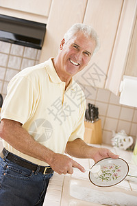 清理磁盘菜肴厨房盘子微笑男人家庭生活服装快乐休闲水槽图片