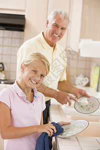 爷爷和外孙女一起打扫碗碟盘子女孩男人水槽团结烘干团队微笑茶巾青春期图片