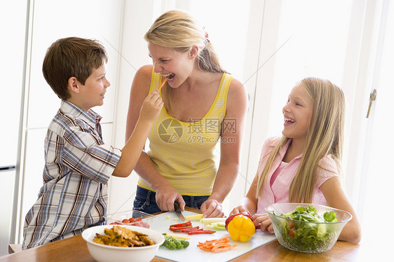 母亲与儿童一起准备一顿饭 共进晚餐儿子兄弟姐妹午餐食物厨房三个人烹饪蔬菜女儿女士图片