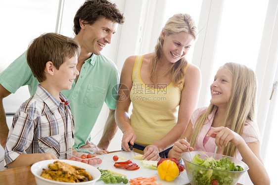 家庭做饭 共吃午餐团结孩子女孩准备四个人烹饪蔬菜晚餐女士青春期图片