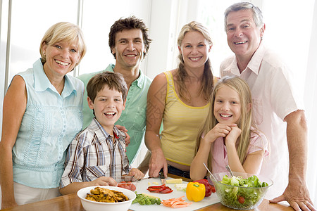 家庭做饭 共吃午餐母亲准备女性男士晚餐烹饪父亲兄弟中年食物图片