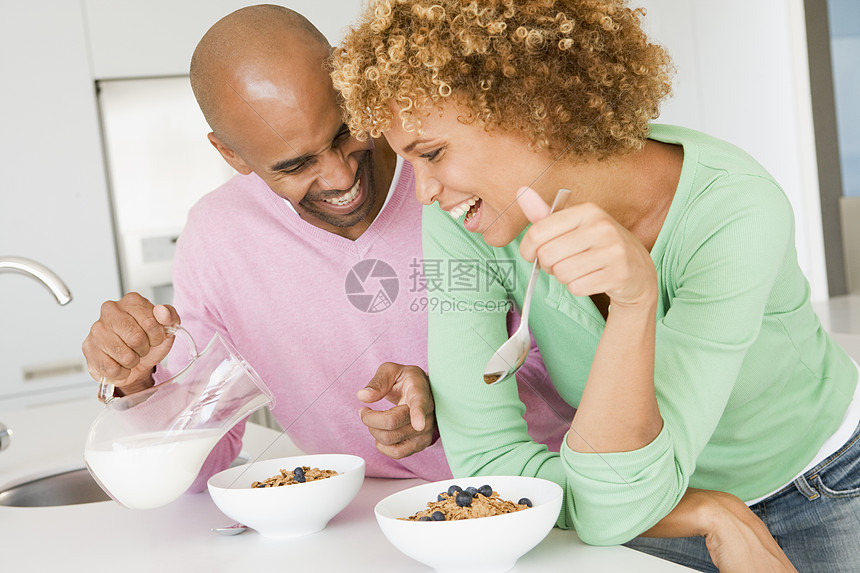 丈夫和妻子一起吃早饭中年谷物两个人食物男人刀具水罐厨房女士享受图片