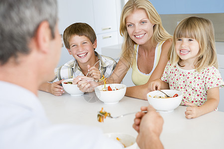 一家人一起吃饭 一起吃饭家长女孩健康饮食男人团结享受午餐女儿儿子女士图片