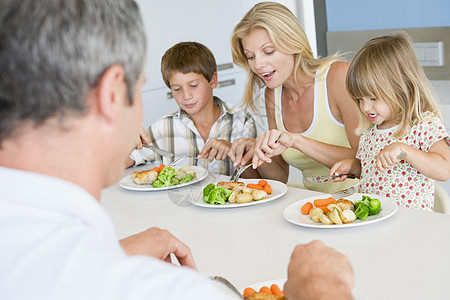 一家人一起吃饭 一起吃饭男孩们午餐儿子母亲家长团结女士女儿时间中年图片