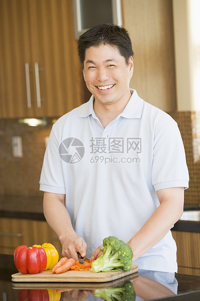 男人购物蔬菜烹饪微笑用餐成人享受时间健康饮食服装厨房休闲图片