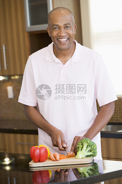 男人购物蔬菜微笑吃饭食物健康饮食烹饪用餐时间厨房享受图片