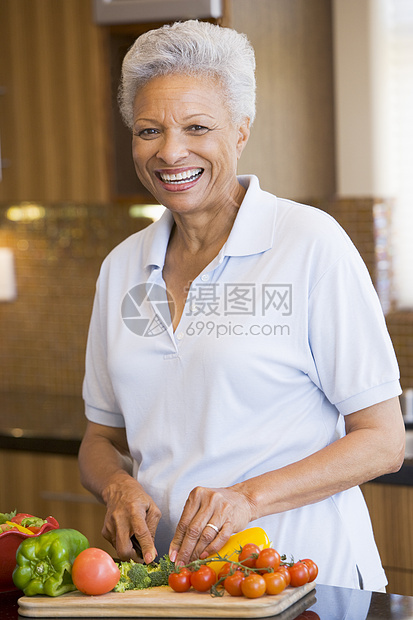 妇女买菜蔬菜用餐烹饪服装时间健康饮食吃饭食物享受厨房休闲图片