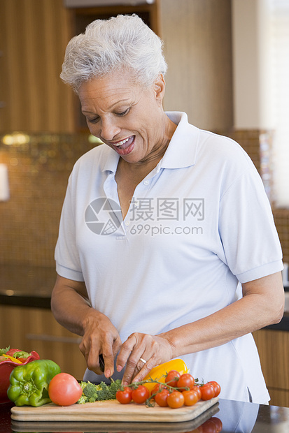 妇女买菜蔬菜吃饭服装食物休闲用餐厨房时间健康饮食享受烹饪图片