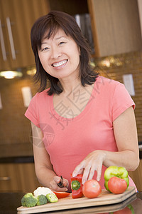 妇女买菜蔬菜准备厨房晚餐享受中年休闲用餐服装吃饭午餐图片